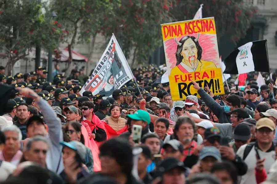 Perú. La 'Generació Z' inunda els carrers contra el sistema. Perú. La 'Generació Z' inunda els carrers contra el sistema.