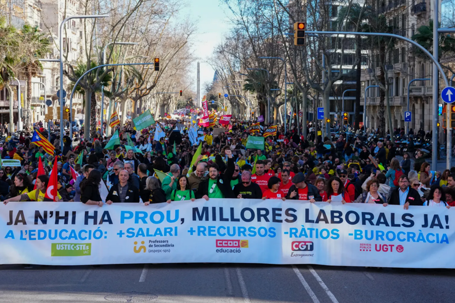 Una històrica vaga educativa desborda els carrers de Catalunya