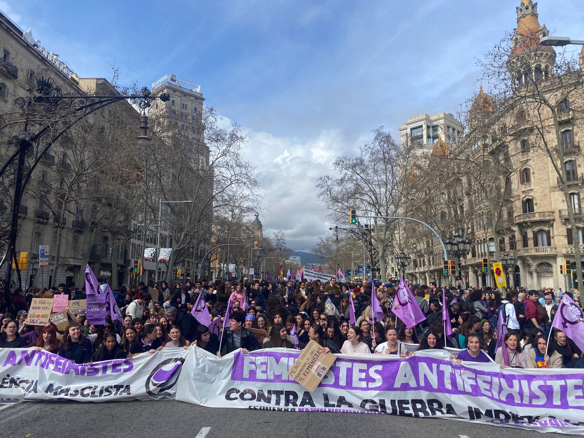 Un 8M massiu contra l’extrema dreta i la guerra imperialista