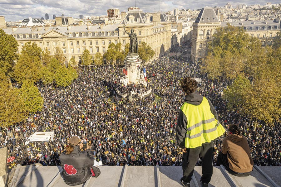 La rebel·lió revolucionària del jovent incendia França i s'estén per Europa